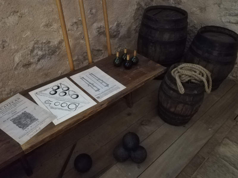 explicación de armas de asedio en la visita para colegios en el castillo del papa luna