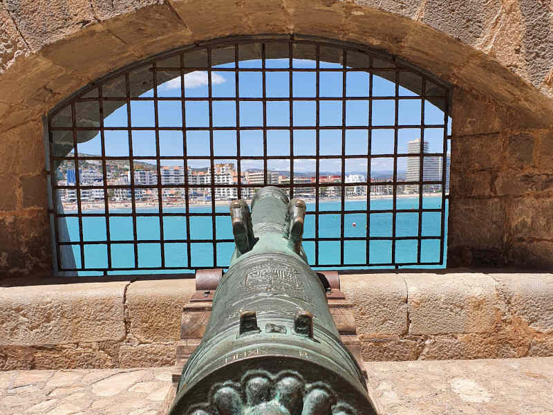 cañones y armas de asedio en la visita para colegois en el castillo de peñíscola